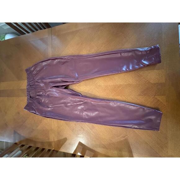 Old Navy Pants - Stylish Faux Leather Leggings - Burgundy large
Old Navy p-1-101